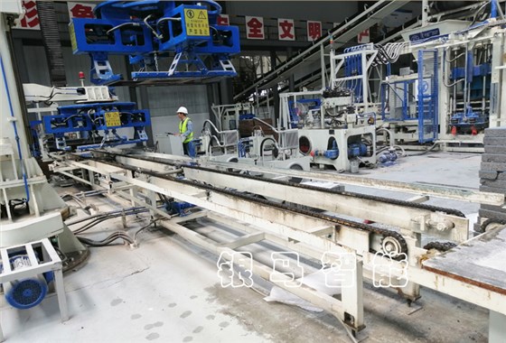 如何減少自動制磚設備砌塊磚機在生產中的磨損？