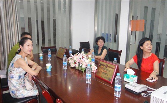 各位領導認真觀看銀馬磚機視頻