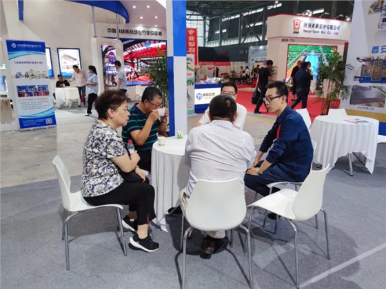 中國建材聯合會副會長磚瓦工業協會會長孫向遠、副會長許彥明、秘書長周炫等領導，專程來到正在安徽國際會展中心參展的西安銀馬展廳