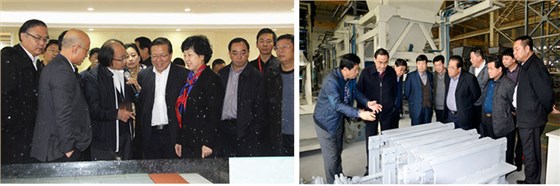 貴州副省長參觀銀馬透水磚制磚機生產線