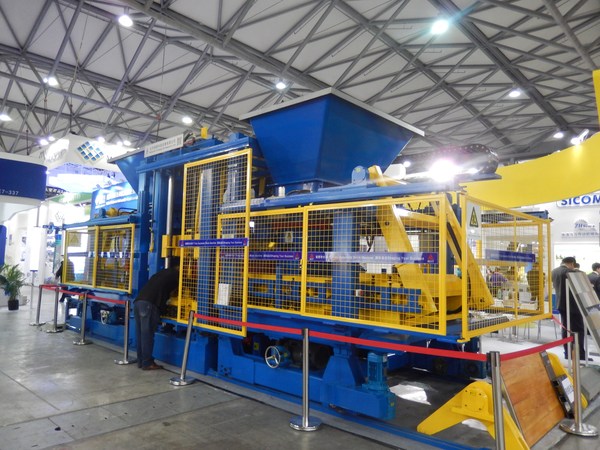 國內(nèi)的砌塊成型機械制造業(yè)存在哪些弊端？