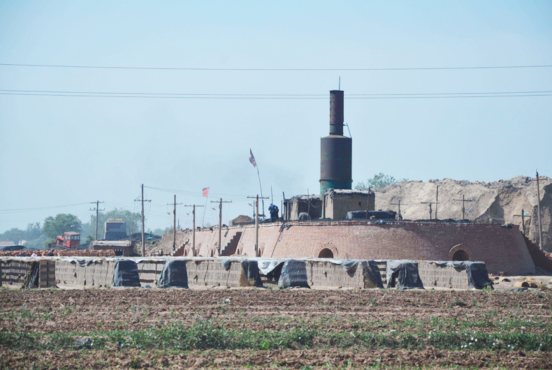 銀馬磚機(jī)廠家關(guān)于燒結(jié)磚瓦行業(yè)的形勢淺析