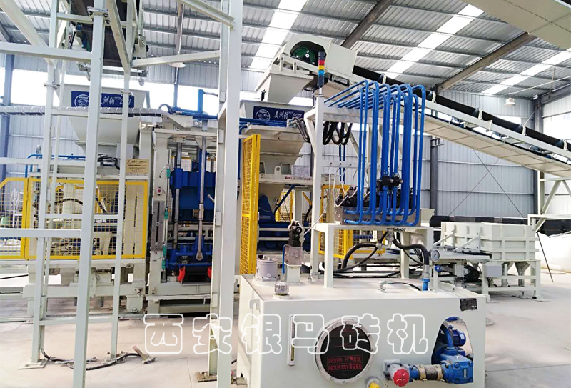 全自動(dòng)磚機(jī)生產(chǎn)線：透水磚機(jī)設(shè)備考察之底座的重要性！