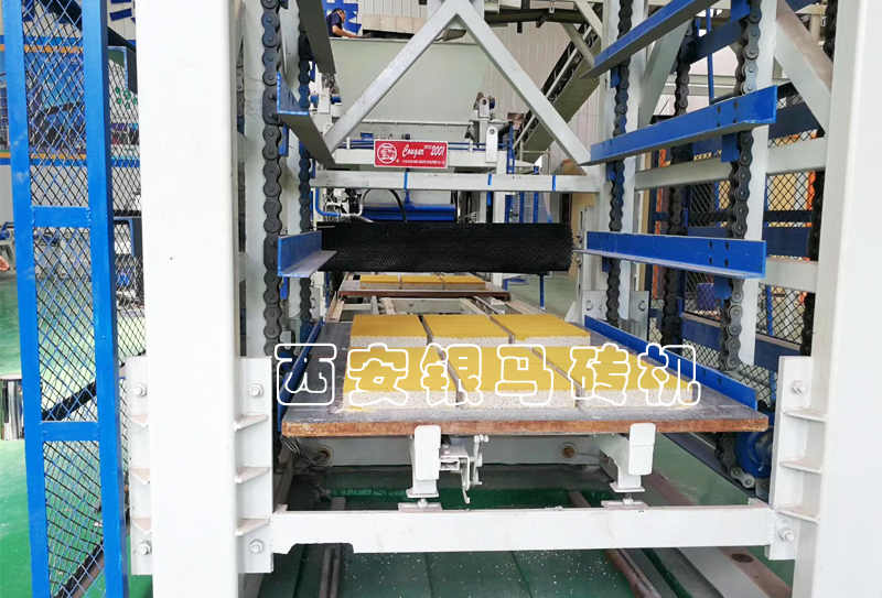 人造仿石磚生產線：空心磚機固廢制磚新工藝，高壓振搗擠溶！