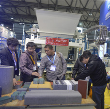 上海寶馬展我們業務經理講解我們的設備_副本