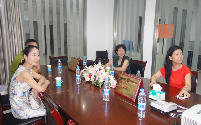 陜西建筑節(jié)能協(xié)會(huì)副會(huì)長(zhǎng)李玉玲蒞臨銀馬透水磚機(jī)廠家 陜西建筑節(jié)能協(xié)會(huì)副會(huì)長(zhǎng)李玉玲蒞臨銀馬透水磚機(jī)廠家